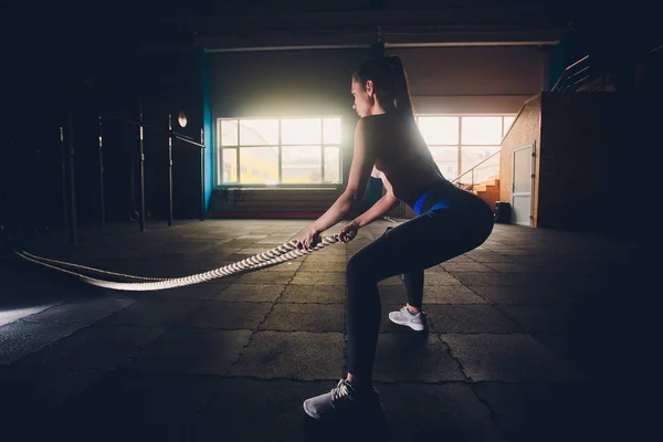 Bella donna atletica che lavora con corde box palestra copyspace fiducia motivazione sport stile di vita attività hobby sano potente femminilità formazione . — Foto Stock