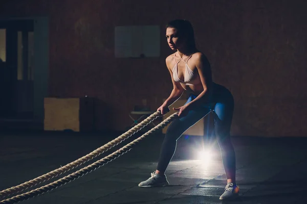 Bella donna atletica che lavora con corde box palestra copyspace fiducia motivazione sport stile di vita attività hobby sano potente femminilità formazione . — Foto Stock