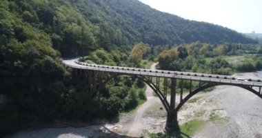 Köprü arabalar Abhazya doğa için. Gumista Nehri havadan görünümü tatil beldesi Gagra, Abhazya, Gürcistan