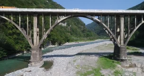 자동차 Abkhazia 자연에 대 한 다리입니다. Gumista 강 공중 보기 리조트 타운 가그라, 압하스, 조지아 — 비디오