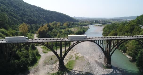 Brug voor auto's Abchazië aard. Gumista rivier luchtfoto vakantieoord Gagra, Abkhazia, Georgia — Stockvideo