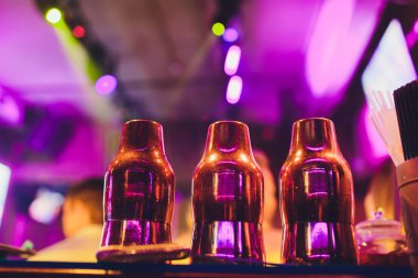 bir gece kulübünde shaker ve bar stok.