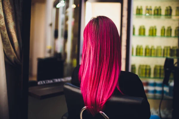 Pintura vermelha de cabelo em um salão de beleza . — Fotografia de Stock