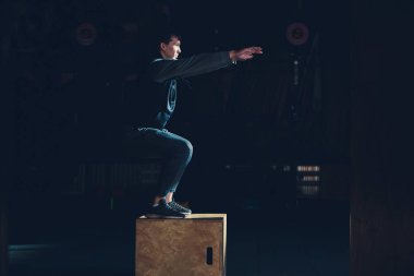 Çalışma dışarı kutusunun atlama içinde cesedi bir sporcunun fotoğrafı.