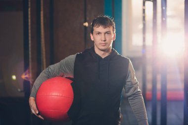 Karın egzersiz yerde yapan atletik erkek. Spor salonunda sağlık topu kullanılarak egzersiz yapan erkek.