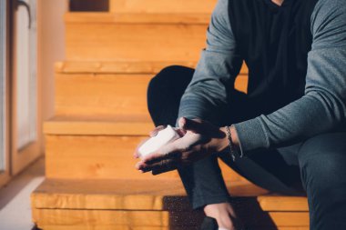 Gym krijt magnesiumcarbonaat handen klappen man voor klimmen training.