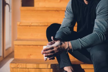 Gym krijt magnesiumcarbonaat handen klappen man voor klimmen training.