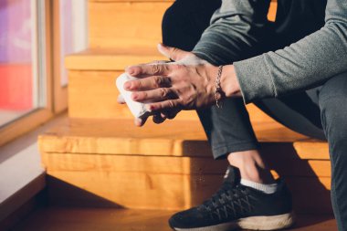 Gym krijt magnesiumcarbonaat handen klappen man voor klimmen training.