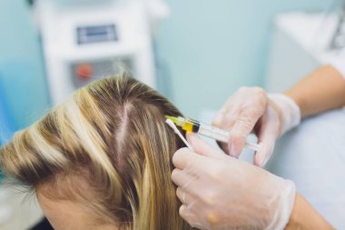 kadın yüz enjeksiyon. Salon kozmetik prosedür. Cilt tıbbi bakım. Dermatoloji tedavi. Anti-aging kırışıklık kaldırma.