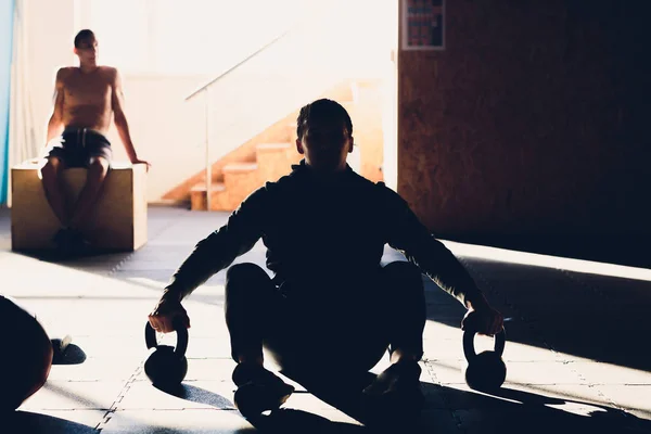 젊은이 운동 아령과 피트 니스 센터에서 kettlebell. — 스톡 사진