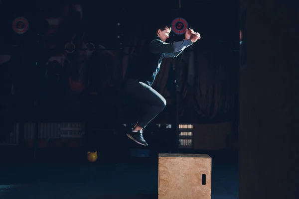 상자 점프에 그의 시체를 밖으로 노력 하는 스포츠맨의 사진. — 스톡 사진