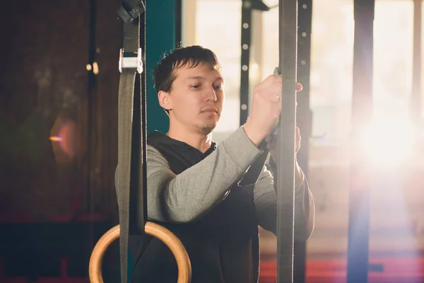 근육 업 운동 운동 남자 체조 링에 체육관에서 강렬한 운동을 하 고. — 스톡 사진