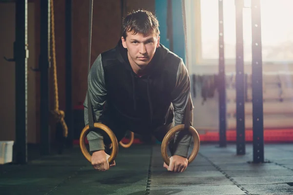 근육 업 운동 운동 남자 체조 링에 체육관에서 강렬한 운동을 하 고. — 스톡 사진