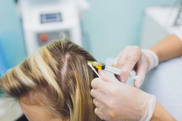 Mulher cara injeção. procedimento cosmetology de salão. cuidados médicos da pele. tratamento dermatológico. anti envelhecimento de levantamento de rugas . — Fotografia de Stock