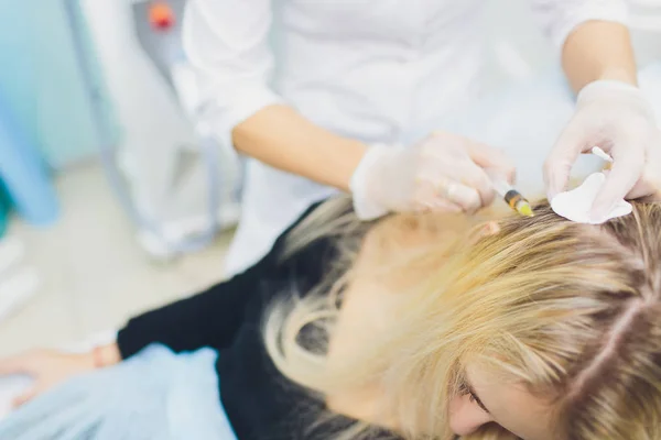 Donna faccia iniezione. procedura di cosmetologia del salone. cure mediche della pelle. trattamento dermatologico. sollevamento antirughe invecchiamento . — Foto Stock