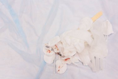 Güzellik uzmanı Resepsiyon şırınga, şişe ve yordam needling plazma için kullanılan turnike. Dikey vurdu.