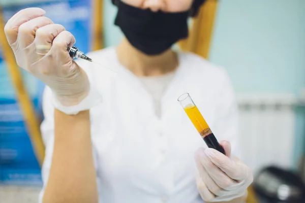 Kan plazması şırıngasında test tüpünden alınan kan plazmasının hazırlanması..