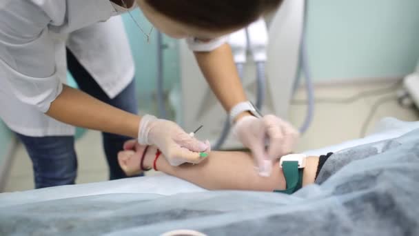 Técnico médico fazendo um serviço de coleta de sangue para o paciente . — Vídeo de Stock