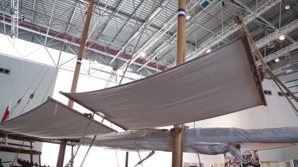 Шарджа, ОАЕ - Circa 2008: Tilt вниз стріляли з масштабна модель традиційному судні в повному вітрила на дисплеї Шарджі морський музей, присвячений Емірати багатою морського спадщина і історія — стокове відео