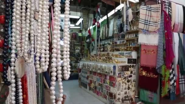 DUBAI, Emirados Árabes Unidos - JANEIRO 25, 2014, Shopper pessoas gostam de bazar tradicional na cidade velha, ícone do mercado local souk . — Vídeo de Stock