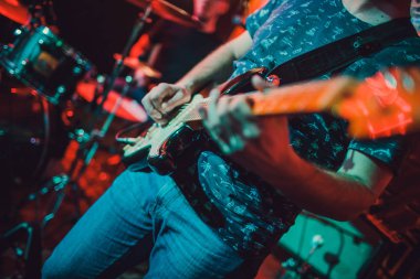 adam bir sahne müzikal konser yakından görmek gitar çalmak.