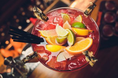 Ikram Servisi. İş, et lokantası. Yaz partisi içkiler. Yemek masa moda gözlük, büyük şişe limonata veya açık partisi için kokteyl. Kokteyl parti.