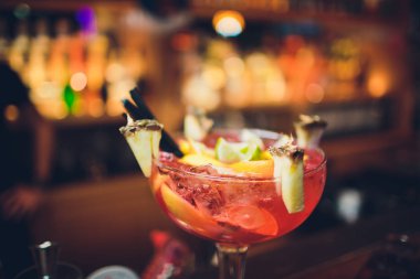 Ikram Servisi. İş, et lokantası. Yaz partisi içkiler. Yemek masa moda gözlük, büyük şişe limonata veya açık partisi için kokteyl. Kokteyl parti.