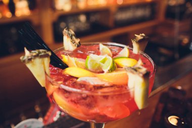 Ikram Servisi. İş, et lokantası. Yaz partisi içkiler. Yemek masa moda gözlük, büyük şişe limonata veya açık partisi için kokteyl. Kokteyl parti.