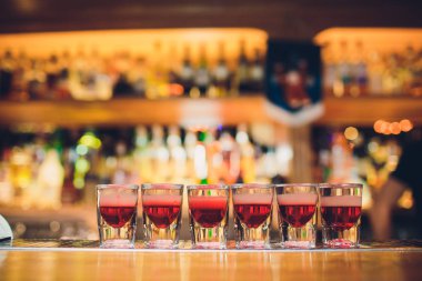 Barmen tekila çubuğunun arka planı cam içine yağıyor.