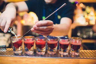 Barmen tekila çubuğunun arka planı cam içine yağıyor.