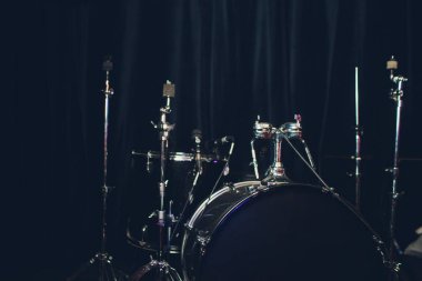 Canlı bir konserden önce sahnede bazı zillerle Drum Set.