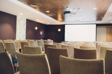 Beyaz koltukların arka planı. Konferans salonunda boş saçlar..