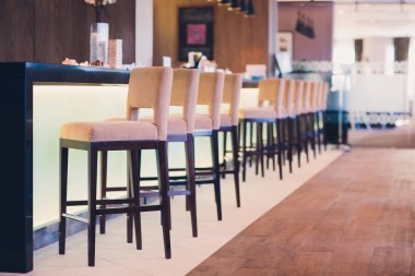 şık retro bar bar counter deri sandalye ile