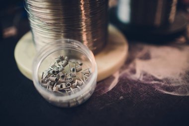 Ekipman elektronik sigarayla vaping bobin elektronik sigara veya e cig ve vape cihazlar için aracı hakkında yakın çekim.