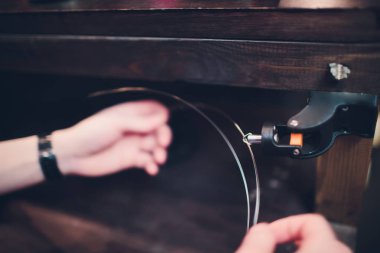 Ekipman elektronik sigarayla vaping bobin elektronik sigara veya e cig ve vape cihazlar için aracı hakkında yakın çekim.