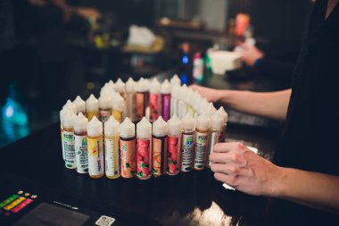 Ufa, Rusya, Güney Vape salonu, 5 Kasım, 2018: E-sıvı e-suyu yüksek vape elektronik sigara vaping aygıtı, şişe vape barda duman buharı sayacında için.