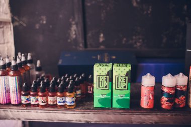 Ufa, Rusya, Güney Vape salonu, 5 Kasım, 2018: E-sıvı e-suyu yüksek vape elektronik sigara vaping aygıtı, şişe vape barda duman buharı sayacında için.