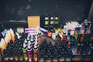 Ufa, Rusya, Güney Vape salonu, 5 Kasım, 2018: E-sıvı e-suyu yüksek vape elektronik sigara vaping aygıtı, şişe vape barda duman buharı sayacında için.