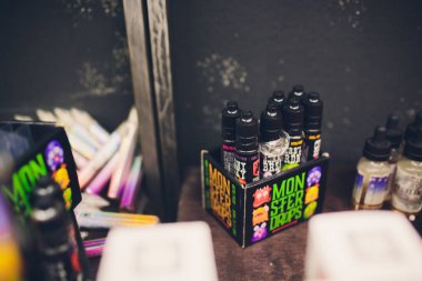 Ufa, Rusya, Güney Vape salonu, 5 Kasım, 2018: E-sıvı e-suyu yüksek vape elektronik sigara vaping aygıtı, şişe vape barda duman buharı sayacında için.