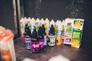 Ufa, Rusya, Güney Vape salonu, 5 Kasım, 2018: E-sıvı e-suyu yüksek vape elektronik sigara vaping aygıtı, şişe vape barda duman buharı sayacında için.