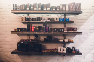 Ufa, Rusya, Güney Vape salonu, 5 Kasım, 2018: E-sıvı e-suyu yüksek vape elektronik sigara vaping aygıtı, şişe vape barda duman buharı sayacında için.