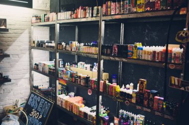Ufa, Rusya, Güney Vape salonu, 5 Kasım, 2018: E-sıvı e-suyu yüksek vape elektronik sigara vaping aygıtı, şişe vape barda duman buharı sayacında için.