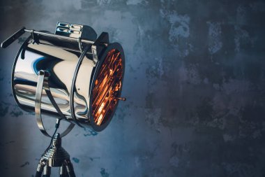 Tiyatro spot ışığı ile duman grunge duvara.