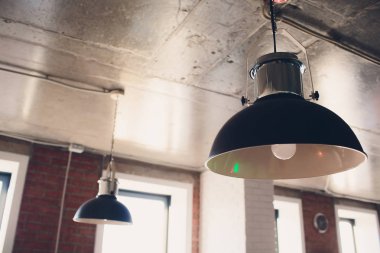 Büyük metal krom kaplama Abajur iç parçası olarak lambalı.