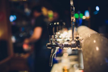 lager bira bir cam dökme.