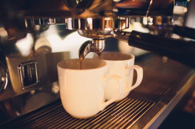 Bir kafede espresso yapan profesyonel kahve makinesi..