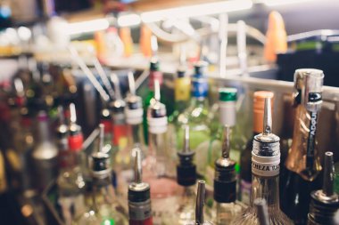 Ufa, Rusya, 5 Temmuz, 2018: ekipman ve şişe çubuğu'nda düzenlenen lezzetli ve tatlı şuruplar ile kümesi sayacı.