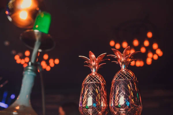 Zwei Cocktails in Ananasform auf der Theke. — Stockfoto