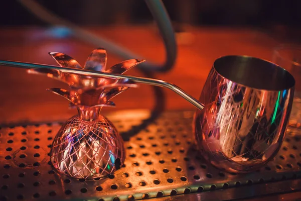 Cocktail in de ananas formulier cups op de balk teller. — Stockfoto