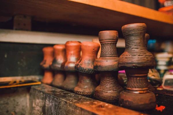 Hookah de madera en la mesa en el salón de hookah . — Foto de Stock